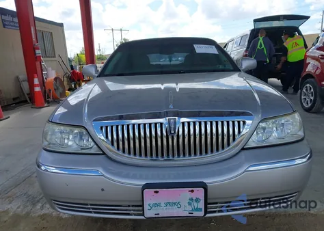 2003 Lincoln Town Car Signature z USA, uszkodzony, nr VIN 1LNHM82W43Y618155